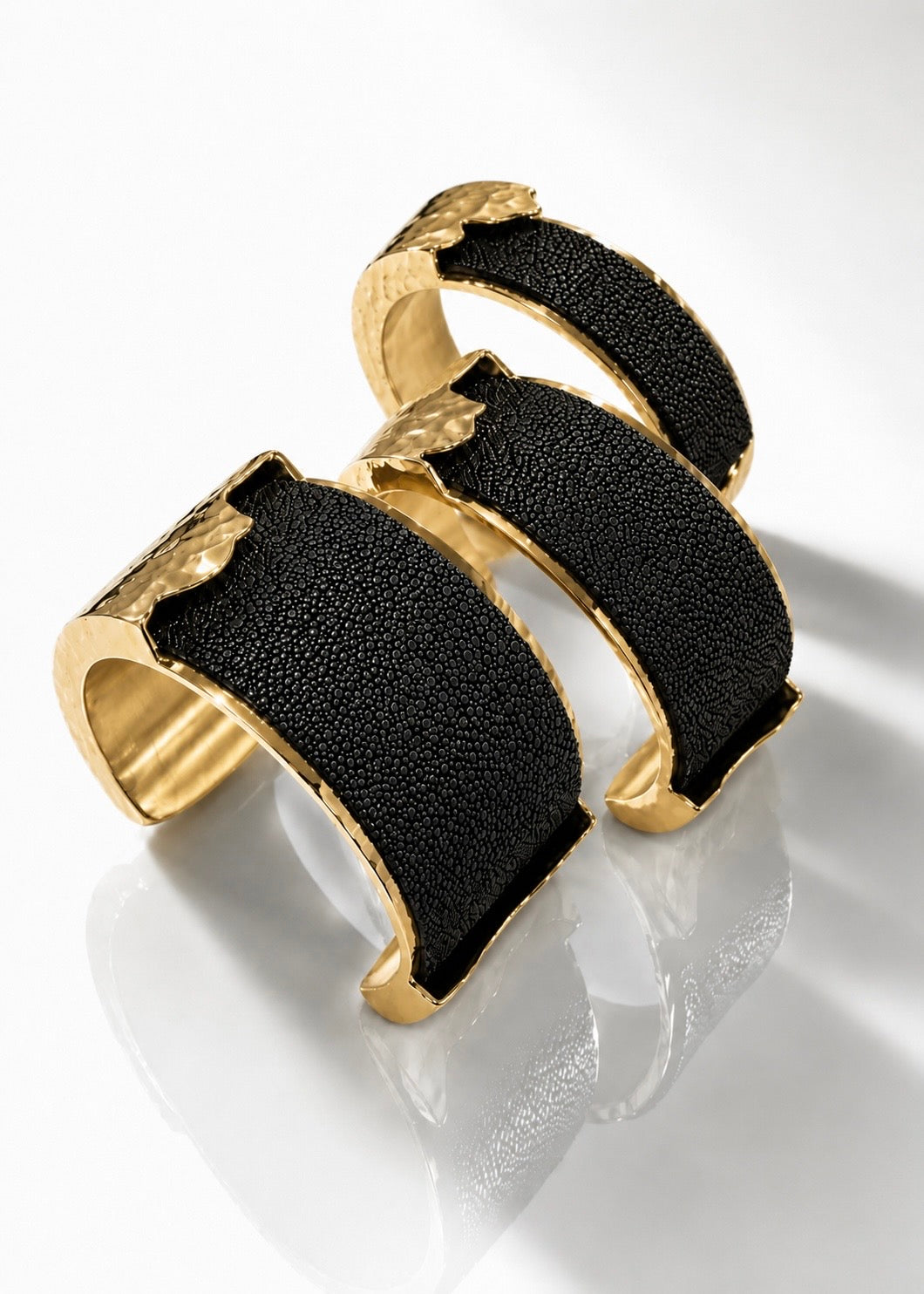 Dallas Gold Cuff – Black Stingray – 1 Inch