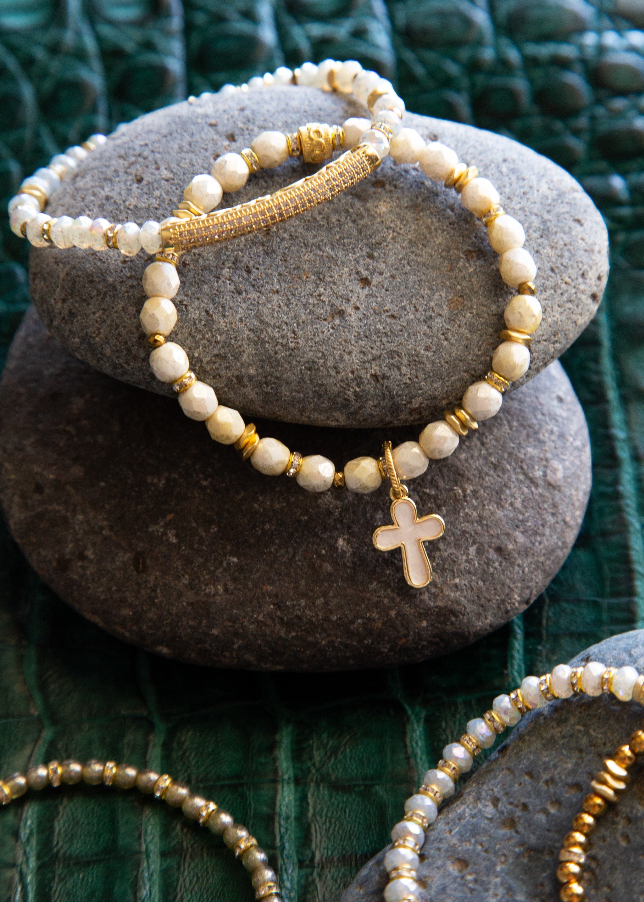 Ever True Gold/White Pearl Cross