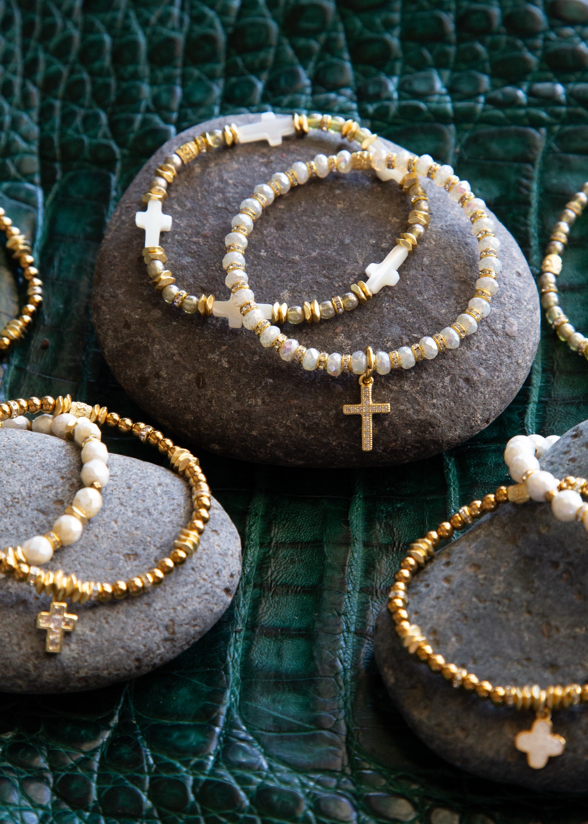Ever True Quint Pearl Cross Gold