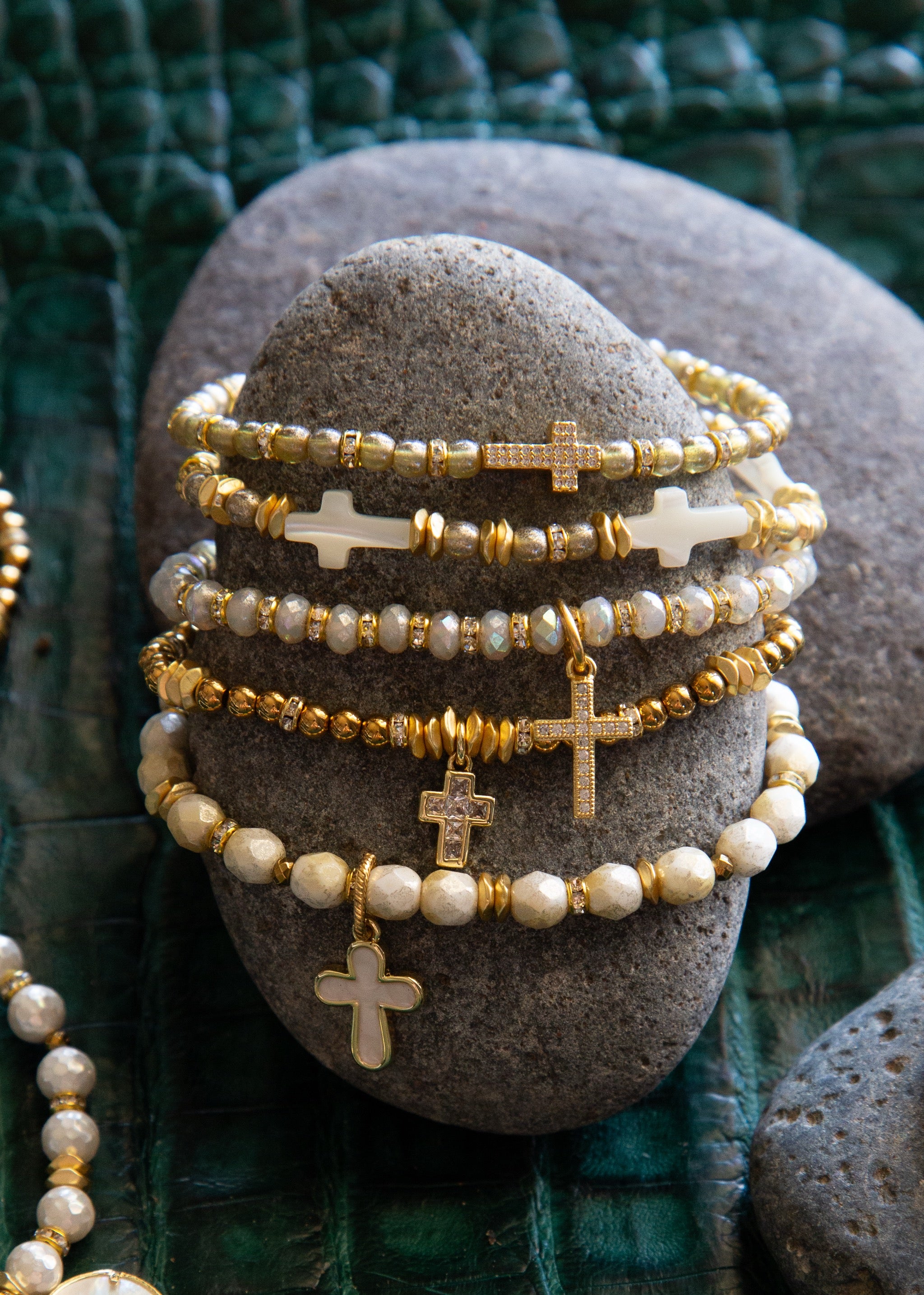 Ever True Gold/White Pearl Cross